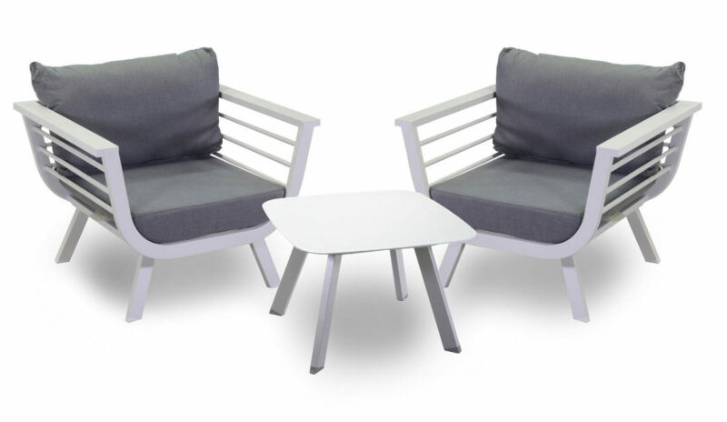 Salotto imbottito composto da 2 poltrone in alluminio con schienale basso e tavolino quadrato