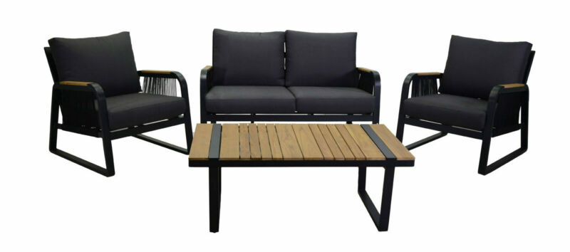 Salotto imbottito composto da divano 2 posti con 2 poltrone in alluminio con braccioli con riporti in teak e finiture in corda e tavolino rettangolare con piano in teak