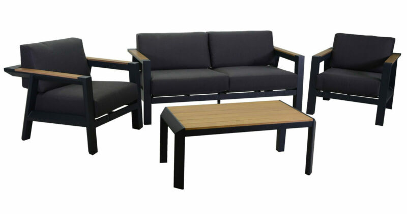 Salotto imbottito composto da divano 2 posti con 2 poltrone in alluminio con braccioli con riporti in teak e tavolino rettangolare con piano in teak, strutture svasate