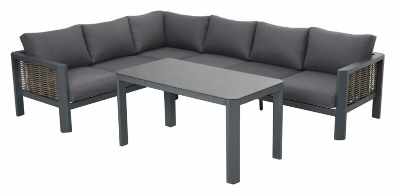 Salotto imbottito composto da divano angolare 3+2 posti in alluminio con finiture in rattan e tavolino rettangolare con piano in pietra sinterizzata